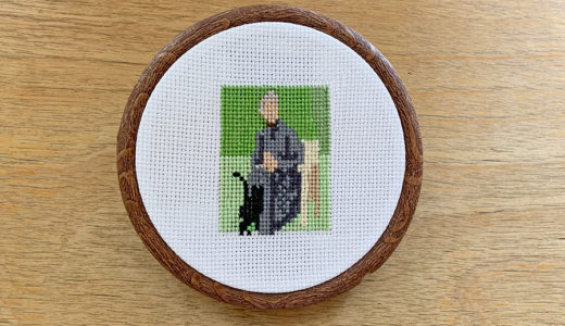 カテドラルうすむらさきのライラック／オンライン説教中のカンタベリー大聖堂の神父様のキャソックにずんずん入る黒猫を刺繍しました
