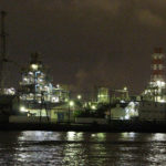 月照らす京浜工業地帯かな／はとバス「川崎工場夜景運河探検クルーズ」